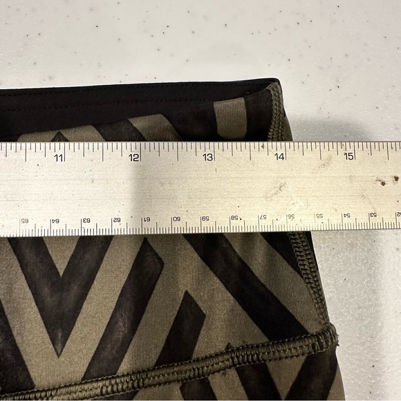 Lululemon Wunder Under Luxtreme Chevron Shuffle Greene Black crop leggings 8 - Picture 5 of 7